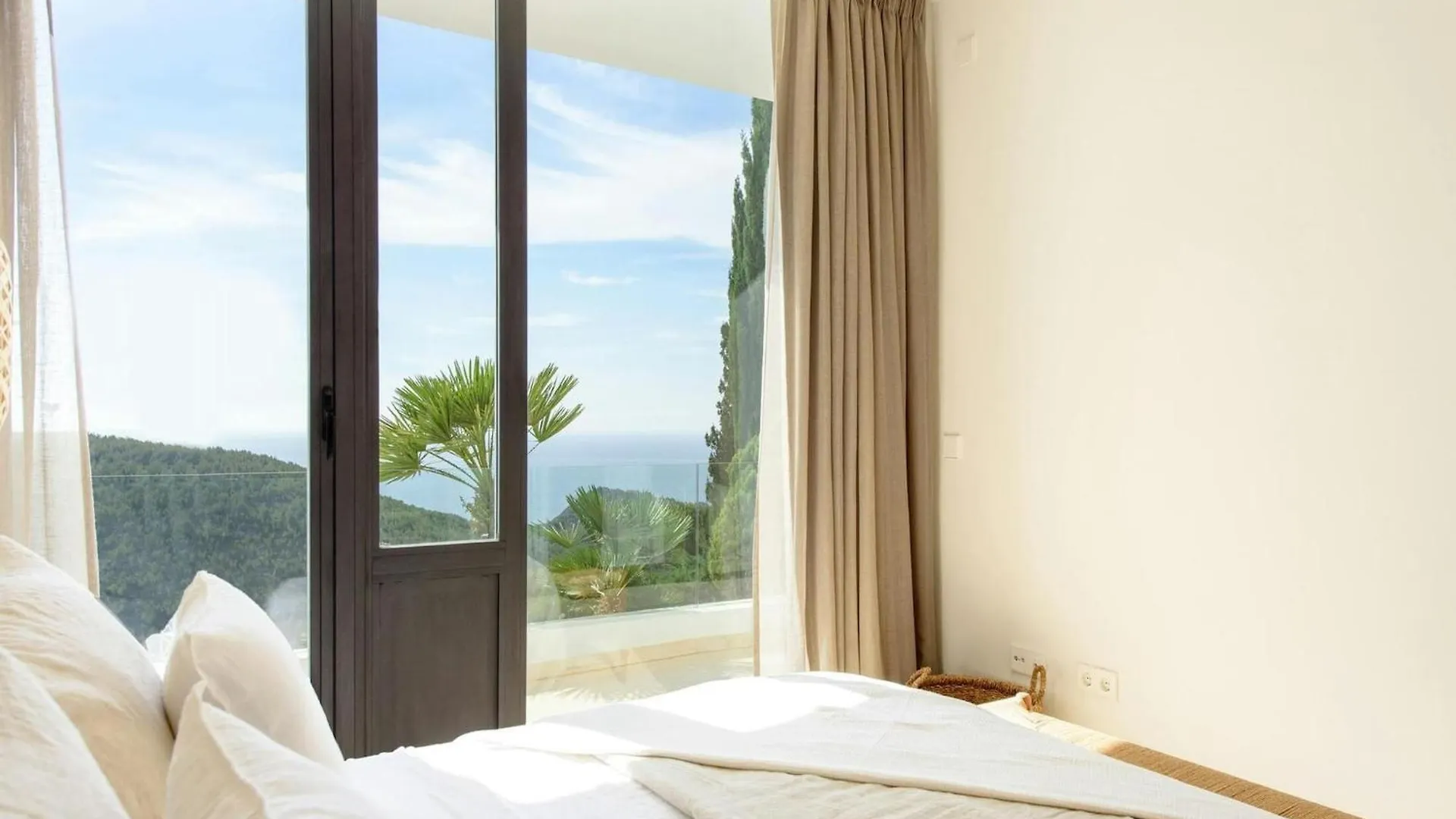 Modern Villa In Santa Eulalia كالا يونغا إسبانيا