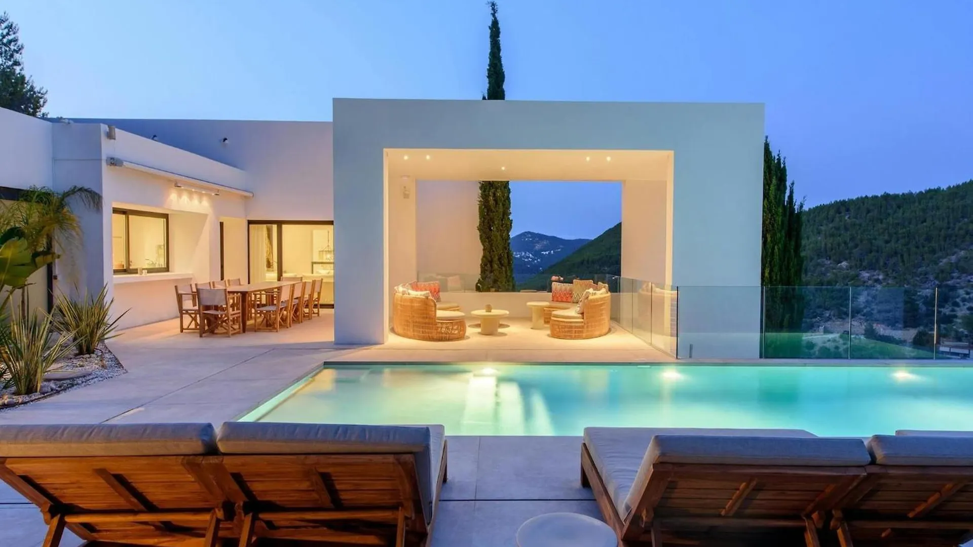 Modern Villa In Santa Eulalia 卡拉隆加